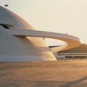 Entrez dans le monde futuriste de Brasilisa et laissez vous surprendre par une architecture années 60 lors de votre circuit au Brésil.