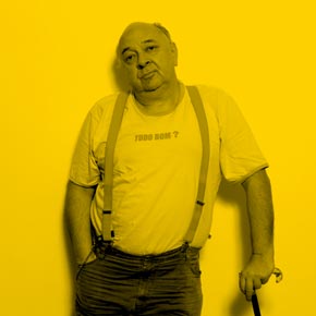 Rémy Kolpa Kopoul et le T-Shirt de l'association Tudo Bom pour la brochure Voyageurs du Monde au Brésil.