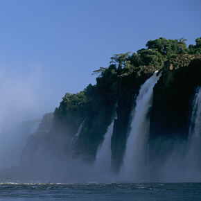 Les chutes d'Iguaçu sont classées au patrimoine mondial de l’UNESCO et sont longues d'environ 3 kilomètres.