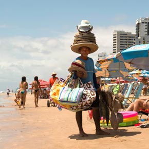 Les plages du Brésil fourmillent de vendeurs vous proposant toutes sortes d'articles.