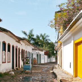 Promenez-vous dans les îles brésiliennes pour découvrir des ambiances colorées.